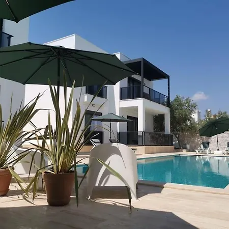 Apartment Brand New 2 Bedroom Garden Floor Flat With Pool B1